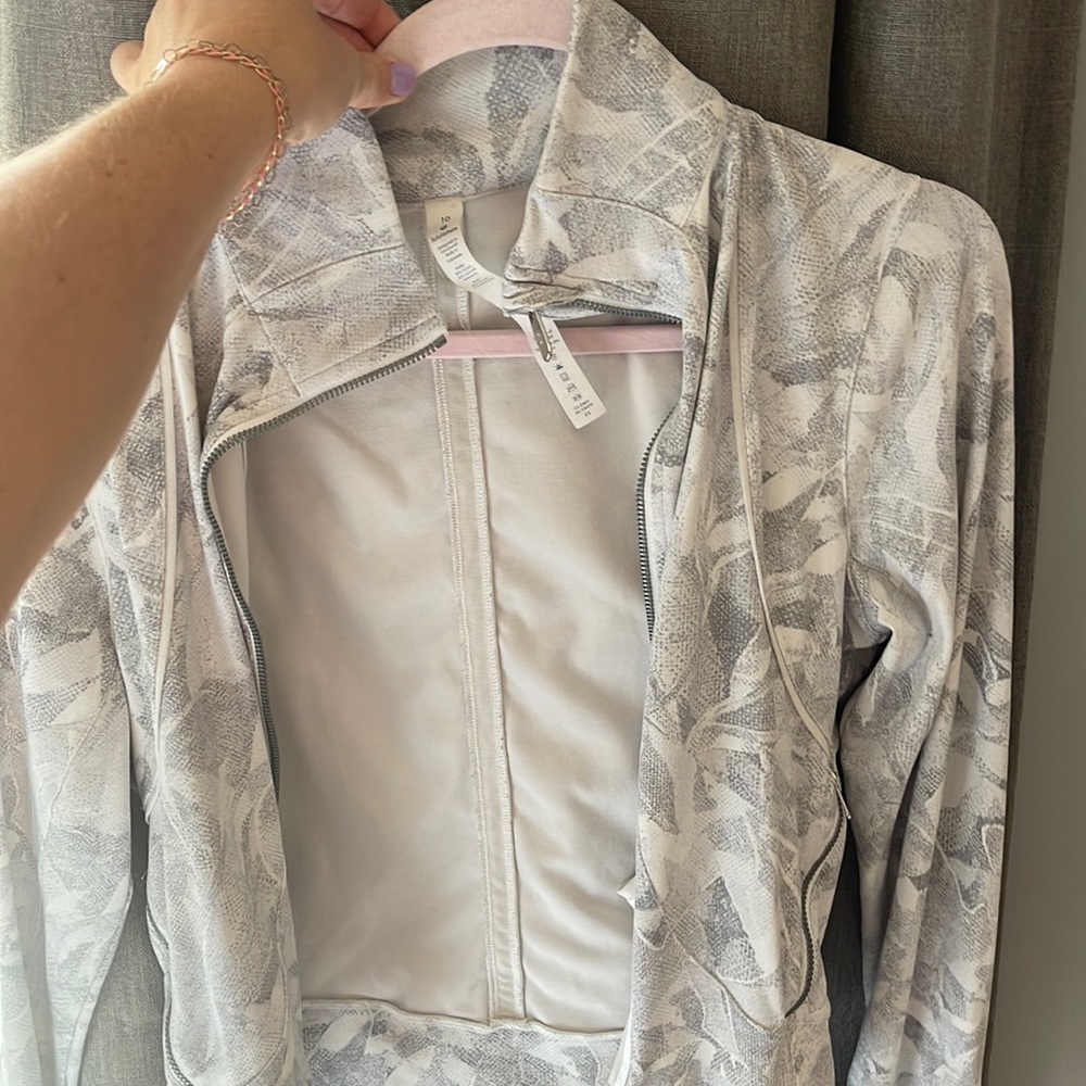 Lululemon white camo Size 10 cropped zip up jacket
